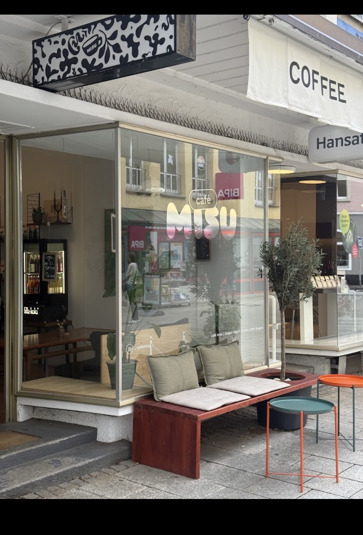 Eingang des Café MISU mit COFFEE-Markise in der Bregenzer Altstadt